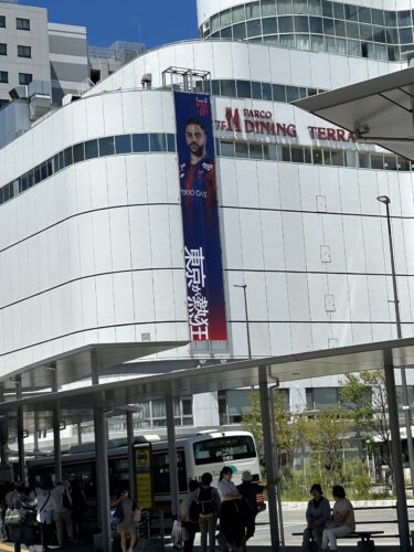 調布駅が青赤🔵🔴に！？の画像